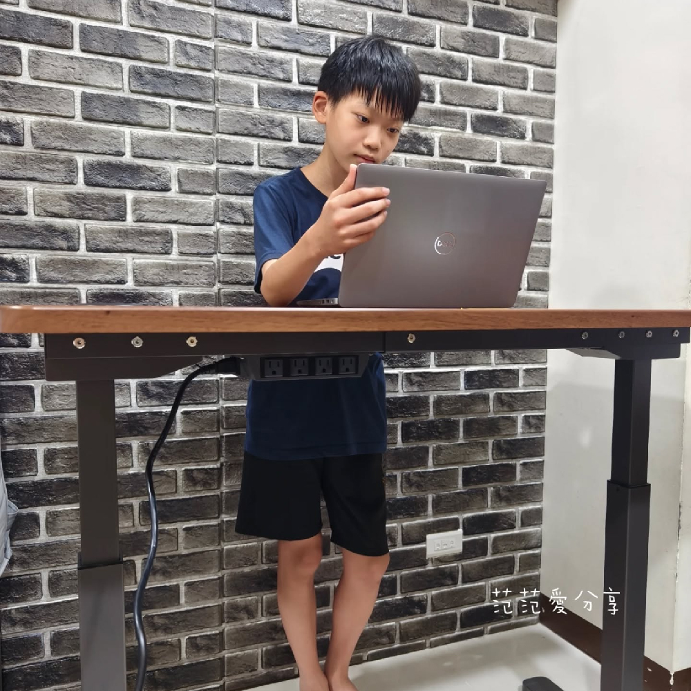 KAKU好友｜范范愛分享｜電動升降桌-優仕款